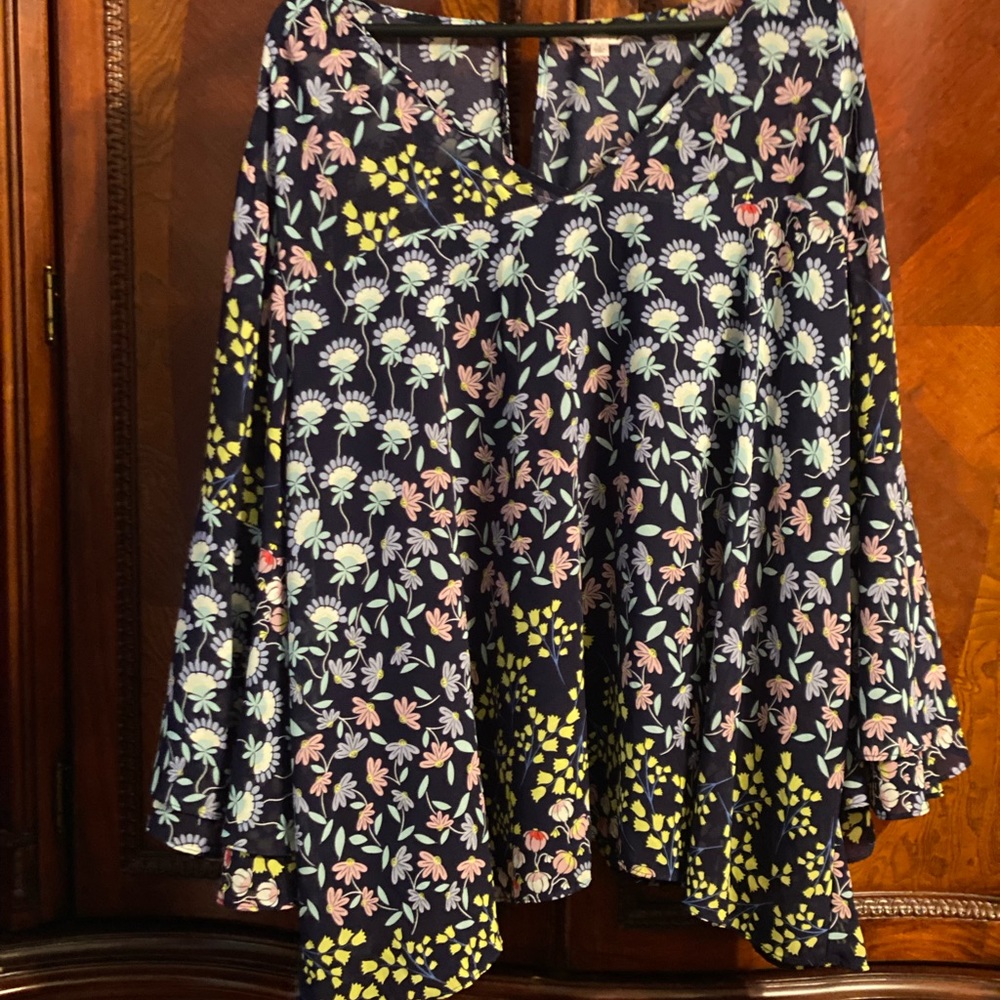Beautiful 5X floral top